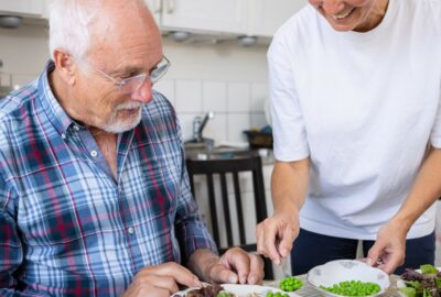äldre man serveras näringsrik mat av vård och omsorgspersonal